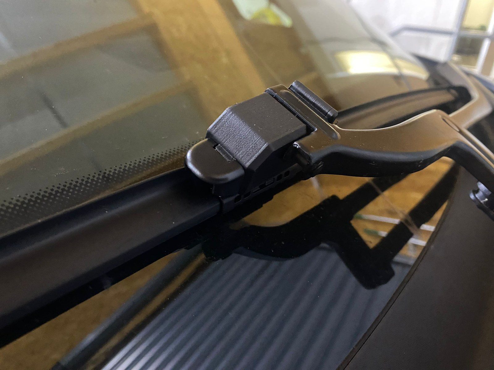 Originalaufnahme des montierten RR-3D-Aquablade-Adapters am Facelift-Wischerarm eines Audi A2.