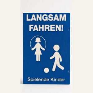 Blau-weißes beidseitiges Rohrschild „Langsam fahren – Spielende Kinder“ für ein 100-mm-Regenrohr.