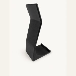 Schwarzer 3D-gedruckter Schallplattenhalter mit breiter Auflage und vorderer Sicherungskante.
